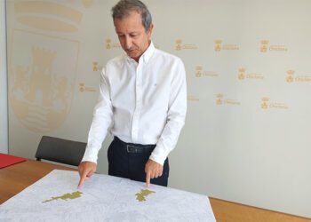 Pérez marca los ámbitos beneficiarios en los planos / FOTO: Ayto.