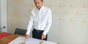 Pérez marca los ámbitos beneficiarios en los planos / FOTO: Ayto.