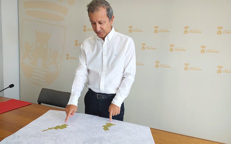 Pérez marca los ámbitos beneficiarios en los planos / FOTO: Ayto.
