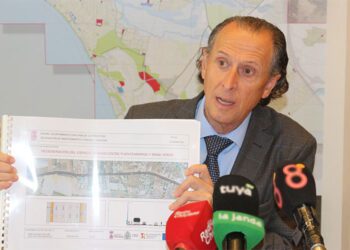 El alcalde, con el proyecto entre manos / FOTO: Ayto.