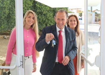 Posado con las llaves a las puertas del equipamiento recuperado / FOTO: Ayto.