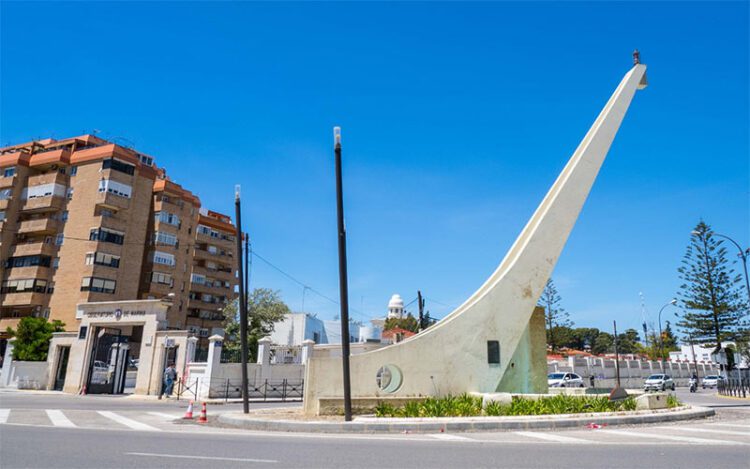 El monumento junto al Observatorio volverá a funcionar como rotonda / FOTO: Ayto.