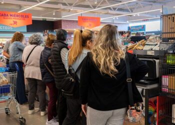 Los primeros clientes de la flamante tienda / FOTO: ALDI