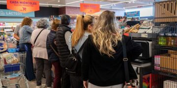 Los primeros clientes de la flamante tienda / FOTO: ALDI