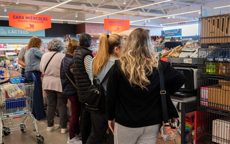 Los primeros clientes de la flamante tienda / FOTO: ALDI