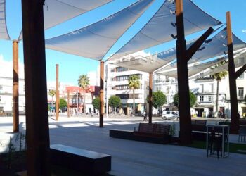 Los toldos de la plaza del Rey, los únicos del centro isleño / FOTO: DBC