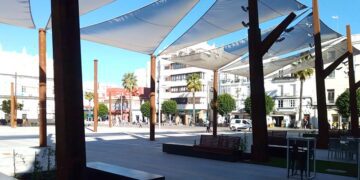 Los toldos de la plaza del Rey, los únicos del centro isleño / FOTO: DBC