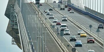 Tráfico en el segundo puente, a la espera del tranvía / FOTO: Eulogio García