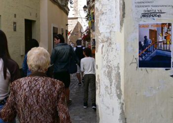 Carteles denuncia el efecto del turismo en el Pópulo / FOTO: Eulogio García