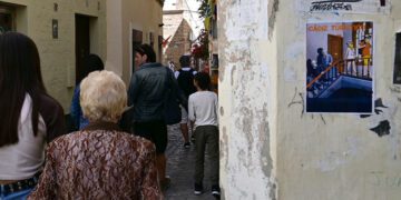 Carteles denuncia el efecto del turismo en el Pópulo / FOTO: Eulogio García