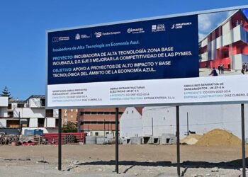 Valla informativa de la obra inacabada del edificio que será sede de Incubazul / FOTO: Eulogio García