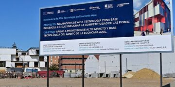 Valla informativa de la obra inacabada del edificio que será sede de Incubazul / FOTO: Eulogio García