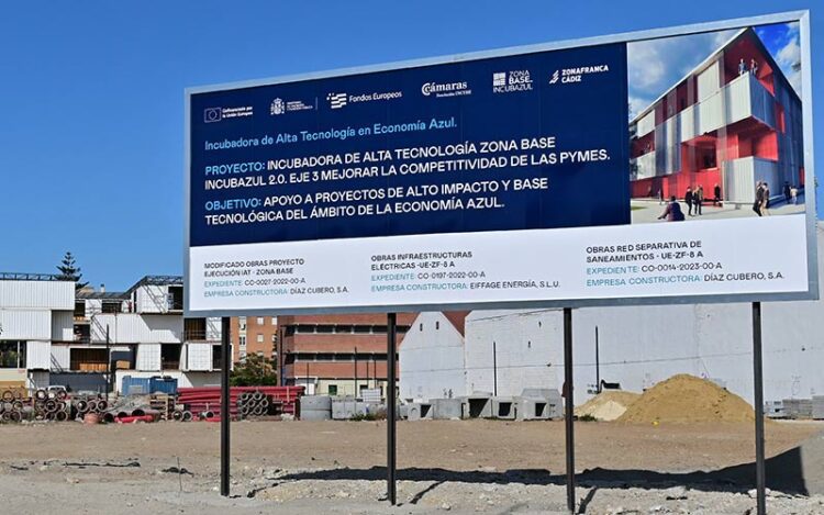 Valla informativa de la obra inacabada del edificio que será sede de Incubazul / FOTO: Eulogio García