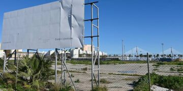 La valla de la vergüenza en el solar que espera el hospital / FOTO: Eulogio García