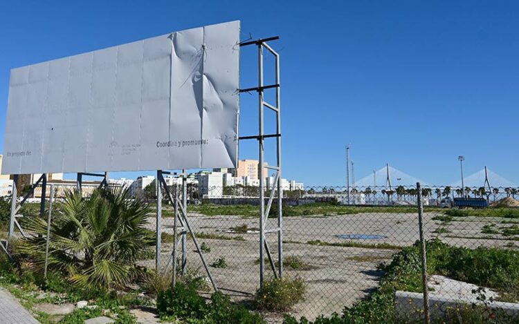 La valla de la vergüenza en el solar que espera el hospital / FOTO: Eulogio García