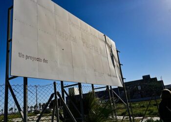 El nuevo hospital sigue siendo hoy día una valla desgastada / FOTO: Eulogio García