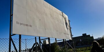 El nuevo hospital sigue siendo hoy día una valla desgastada / FOTO: Eulogio García