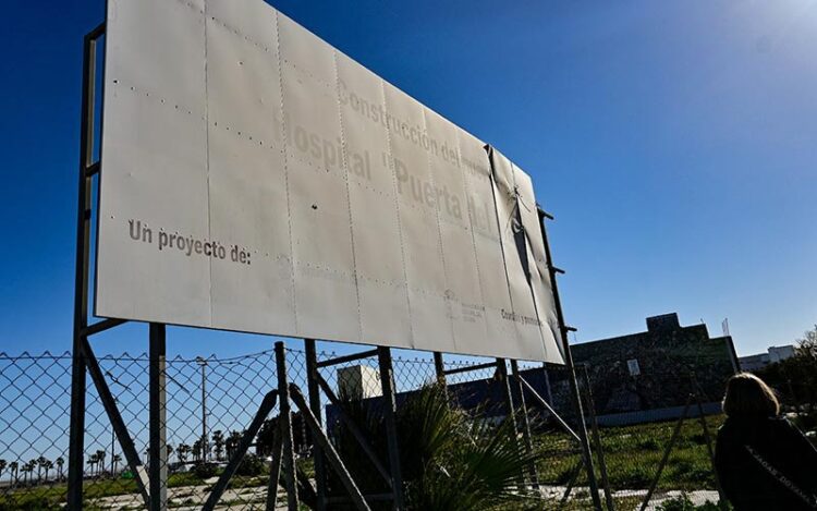 El nuevo hospital sigue siendo hoy día una valla desgastada / FOTO: Eulogio García