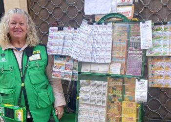 Rosa Caro en su puesto de venta / FOTO: ONCE