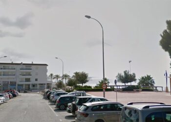 Aparcamientos en la primera pista de La Barrosa