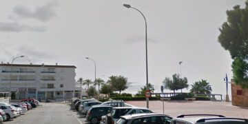 Aparcamientos en la primera pista de La Barrosa