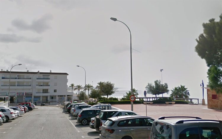 Aparcamientos en la primera pista de La Barrosa