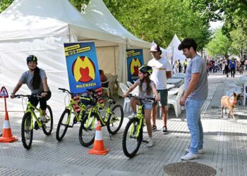 La plaza de España tomada por actividades / FOTO: Eulogio García