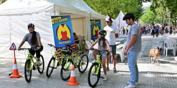 La plaza de España tomada por actividades / FOTO: Eulogio García
