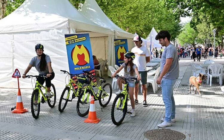 La plaza de España tomada por actividades / FOTO: Eulogio García