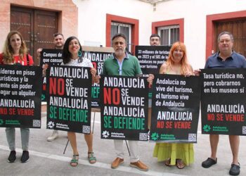 Mostrando los carteles de la campaña / FOTO: Adelante