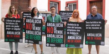 Mostrando los carteles de la campaña / FOTO: Adelante
