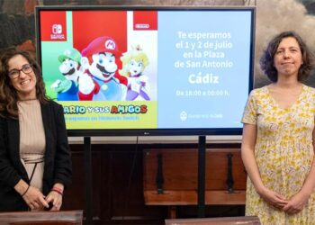 La edil de Juventud junto a la representante de Nintendo / FOTO: Ayto.