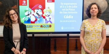 La edil de Juventud junto a la representante de Nintendo / FOTO: Ayto.