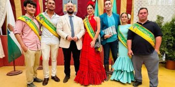 Beardo y Calleja posan con los coquineros de la feria / FOTO: Ayto.