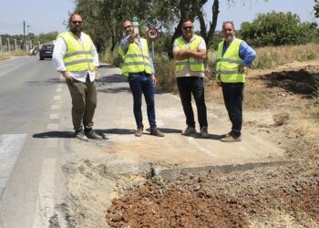 Bello y técnicos comprueban el avance de la obra / FOTO: Diputación