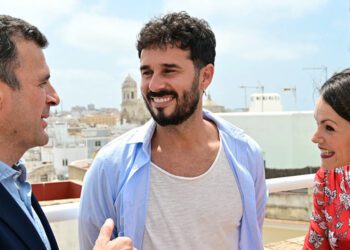 El cantante charla con el alcalde y la concejala tras el anuncio / FOTO: Eulogio García