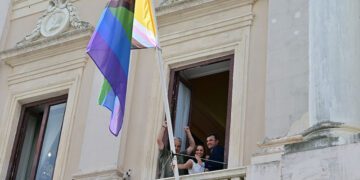 Simbólico izado en el cuarto mástil del Ayuntamiento / FOTO: Eulogio García