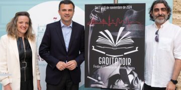 Con el cartel del festival literario / FOTO: Ayto.