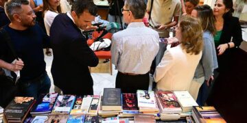El alcalde le echa una mirada a los libros durante la atención a la prensa / FOTO: Eulogio García