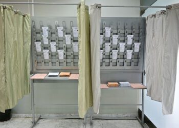 Cabinas listas un colegio de Cádiz en las generales de 2023 / FOTO: Eulogio García