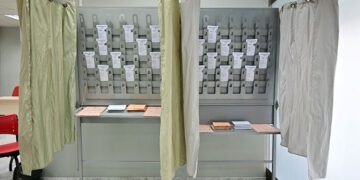 Cabinas listas un colegio de Cádiz en las generales de 2023 / FOTO: Eulogio García