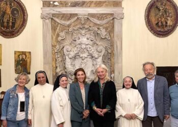 Posado durante la visita al convento / FOTO: Junta