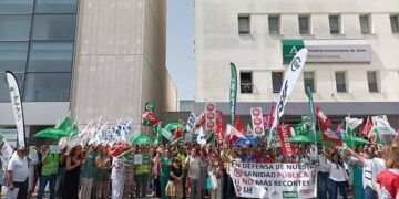 Nutrida protesta a las puertas del hospital / FOTO: SAE