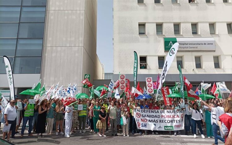 Nutrida protesta a las puertas del hospital / FOTO: SAE