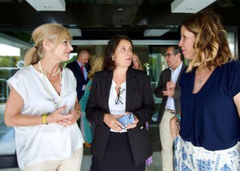 La consejera charla en la entrada del hotel chiclanero / FOTO: Junta