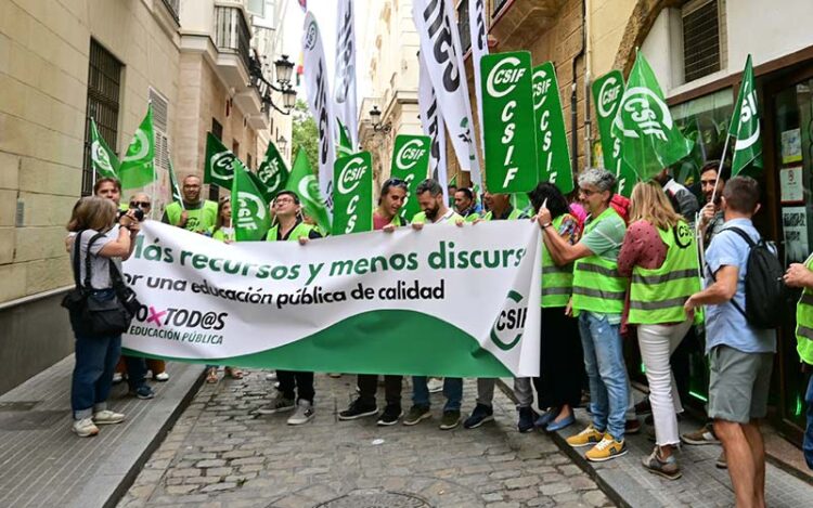 Protesta de CSIF exigiendo más profesorado / FOTO: Eulogio García