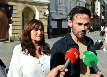 Un turista pasa junto al canutazo de De la Cruz / FOTO: Eulogio García