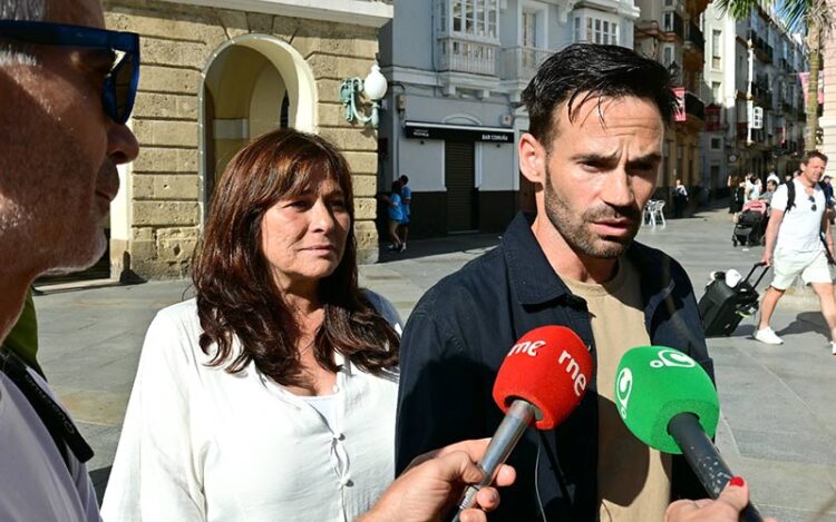 Un turista pasa junto al canutazo de De la Cruz / FOTO: Eulogio García