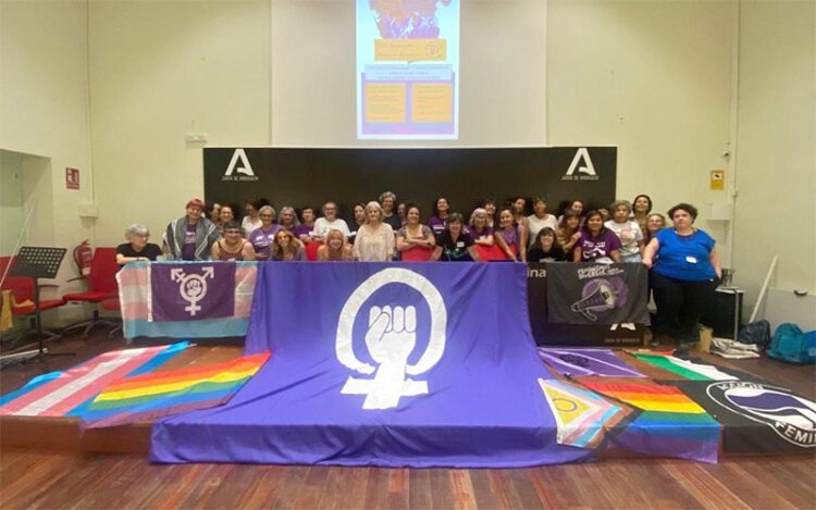 Foto de familia tras el encuentro en la Casa de los Toruños / FOTO: Coordinadora Feministas