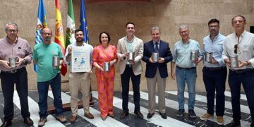 Posado con los cubiletes que se distribuirán en la hostelería / FOTO: Ayto.